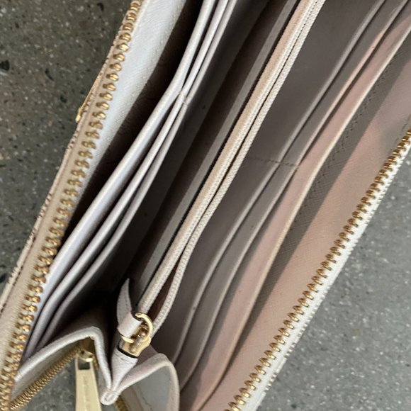 Michael Kors White and Gold Signature Wallet - Picture 2 of 6